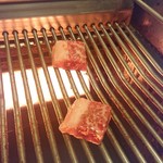 焼肉ダイニング 肉の方程式 - 網の上の登別牛A5中落ちカルビ