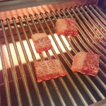 焼肉ダイニング 肉の方程式 - 網の上の登別牛A5中落ちカルビ