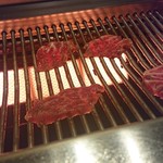 焼肉ダイニング 肉の方程式 - 網の上のカイノミ