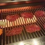 焼肉ダイニング 肉の方程式 - 網の上のカイノミ