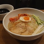 焼肉ダイニング 肉の方程式 - 冷麺750円