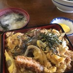 寿司友 - カツ丼850円食べてると味噌汁搭乗
