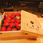 SUGALABO - 好きなだけお召し上がり下さいとのこと。あまおうととちおとめのいいとこどりのお味でした。いちご好きの家族にお土産で箱ごと持ち帰りさせてもらいました。ありがとうございます‼️