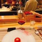 SUGALABO - こちらのおすすめコルトンの赤ワインと表面は甘酸っぱい飴細工を施してあるお菓子。何を食べても美味しいです