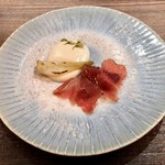 セルサルサーレ - ブレザオラと鰹の漬け 新玉ねぎとサワークリームのソース 新玉ねぎの花を散らして