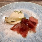 セルサルサーレ - ブレザオラと鰹の漬け 新玉ねぎとサワークリームのソース 新玉ねぎの花を散らして