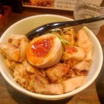 らーめん 鶏喰 - 味玉乗せラー油たっぷり