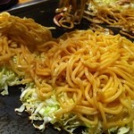 鶴橋風月 - モダン焼きなので麺投入！