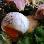 オー シャ キ ペシェ - Menu[A]1900円-前菜（薩摩純然鶏と根セロリレムラードの サラダ）の半熟卵とマッシュポテト