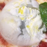 Pizzeria Bakka M'unica - ブッラータ。中心にトロみのあるモッツアレラって感じかな？