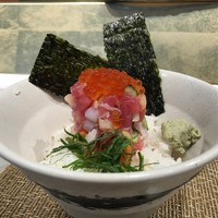 プレミアムレストラン 東京 金のダイニング 鮪金 - いくら、まぐろ、いか、貝、きゅうり、大葉、ねぎが入っています