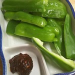 大衆焼肉ホルモン もつりき - 生ピーマン  290円  これは必須