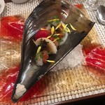 ビストロ ダイア - タイラ貝と三河産天然ヒラメ、ボタン海老のトマトバジルソースカルパッチョ