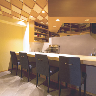 Perfect for dates and entertaining. [Counter seats] where you can feel the owner's consideration