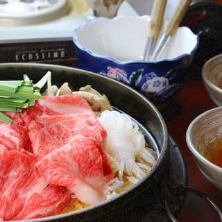 Wagyu beef, hormone, deer, duck, chicken ≪ Sukiyaki ≫ are served in "chin broth".