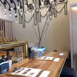 暁タップス - 入口すぐのカウンター席（左側の奥にテーブル席があります）