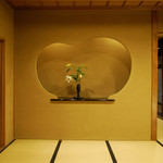 Shindou Yamaya - 離れ家路久庵の入り口・繭型の飾り棚