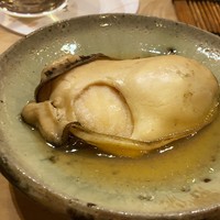 鮨 しゅん輔 阿佐ヶ谷 - 牡蠣（岩手）・・牡蠣はこの時期としては大粒で味わいも良、く薄めの煮汁も牡蠣の旨みを邪魔せず美味しい。