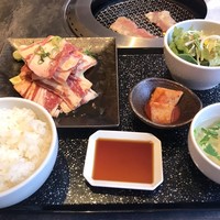 東京焼肉 平城苑 銀座5丁目店 - ばか盛りカルビセット(ライス、サラダ、スープ付き)990円＋税