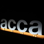 acca - 夜の看板