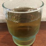 Tonkatsu Saikatsu - ☆冷たいお茶。それぞれのカウンター席上にコップ、ポット有り(セルフ)