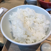 赤坂うまや 新宿 - ごはんは、後半でTKGに(テーブルに置いてあるサービスのたまごで)
