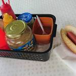 C&J Hamburger & Hotdog Stand - シンプルな状態で渡されるので、自分で好きなようにカスタマイズします（瓶の中にピクルス。オレンジの容器はスプーンを洗う水です）