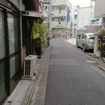 麺 えどや - 路地に入るとえどやの看板。