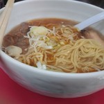 麺 えどや - 麺はつるつるだが美味しいスープがよく絡む