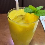 大衆食堂シックダール - マンゴーラッシー