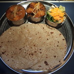 チャミヤラキッチン - Ｂセット８８０円でカレー２種+サラダ+ナン（チャパティに変更可）+ライス（バスマティライスに変更可）