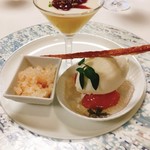 横濱元町 霧笛楼 - 初夏のデザート 紅茶とアセロラのグラニテ 琵琶のフレッシュコンポート フェッセルのババロア仕立てブルガリアンローズの香り