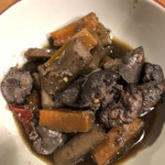 Toribunhonten - 鶏の肝、背肝と人参、ごぼうの炊き合わせ。
                        ごぼうも人参もよく洗い皮付きで調理。