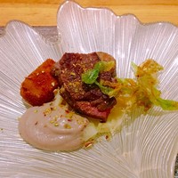 丸新 - 牛肉の炙り・蒟蒻フライ