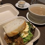 カフェアース - パンさんぽのパン(cafe earthのドライカレー)とカフェオレ