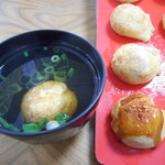 明石名物 玉子焼き 本家きむらや - 左：出汁、右上：塩、右下：ソース＆七味