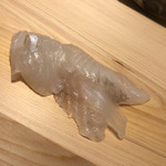 すが弥 - 眞子鰈。明石産。主に関西の割烹や料亭で消費されるため、豊洲に届くのも日に一枚有れば良い方とのこと。菅谷氏のこだわりの逸品です。筋肉質の弾力が好み