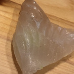 すが弥 - 眞子鰈。中に山葵を挟みます。透けて見えるかな。薬味は他に塩も有りました