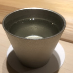 すが弥 - 能作の錫製酒器。菅谷氏は錫の質感がお好きなようです