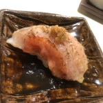 すが弥 - 勝浦の金目鯛。炙った皮目はパリッパリ。鰹と同じ薬味を乗せ、酢橘を絞ります。ウンマイ。焼肉の薫り