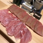 すが弥 - 手前は大トロの砂ズリ。
      奥は大トロの二週間熟成で、延縄の八丈島産。
      変色具合を見てちょっと不安が走りましたが、どっこい全く問題なし。赤酢と米酢のブレンドシャリが熟した旨味をドッシリと受け止めます