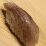 すが弥 - 春子鯛。産地は茨城。日本のどこかで年がら年中水揚げされますが、やはり名前の通り、この時期しかお使いにならないようです。ここにもこだわりが。
      完璧な脱水に脱帽。昆布出汁に漬けて旨味をパワーアップ