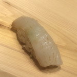 すが弥 - 熟成泥障烏賊。食感の悪い表面の薄皮を残して削ぎ切り。すだちの香りと熟成香がやんわりと握手