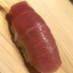 すが弥 - 中トロの血合い岸。下田産。血合いと接する部位なので、鉄臭い旨味が充満しています