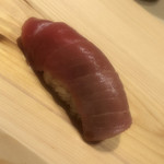 すが弥 - いわゆる背トロ。背カミ部位ですね。血合い岸よりは脂の粒度が増しました