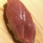 すが弥 - 八丈島産の大トロのお腹。砂ズリ部位。いわゆるハラスですね。春の鮪なので脂もしつこく有りません。脂は有るけど体脂肪率は低め？
