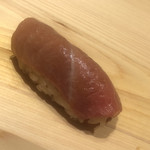 すが弥 - 二週間熟成の大トロ。変色した部位に旨味が充満