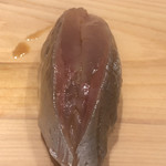 すが弥 - 赤酢〆した出水産の鯵。こいつには脱帽