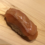 すが弥 - 桜鱒。ハラスを軽くスモーク。間に木の芽が隠れています