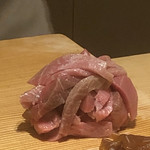 すが弥 - トロ鉄火の具材。柵からトリミングした部位ですね